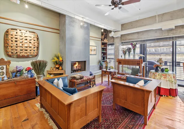 Homes for sale in Chicago, IL | 130 S Canal St, Chicago, IL 60606