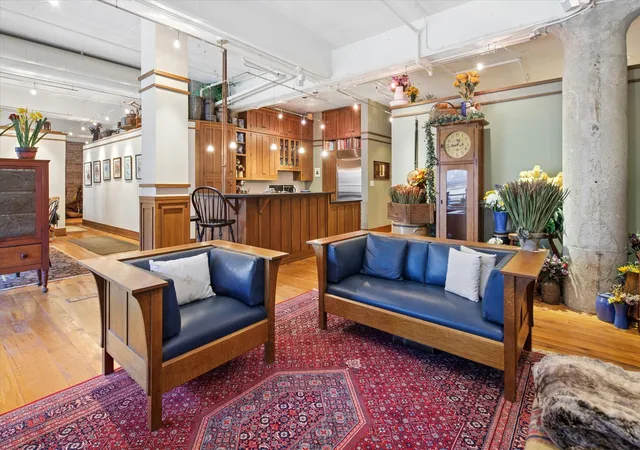 Homes for sale in Chicago, IL | 130 S Canal St, Chicago, IL 60606