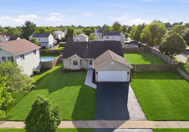 Photo 2 of Single family home for sale at 805 Thorn Crk Dr, Joliet, IL 60436 | MLS# 12677311 | Listing updated on 2026-10-04