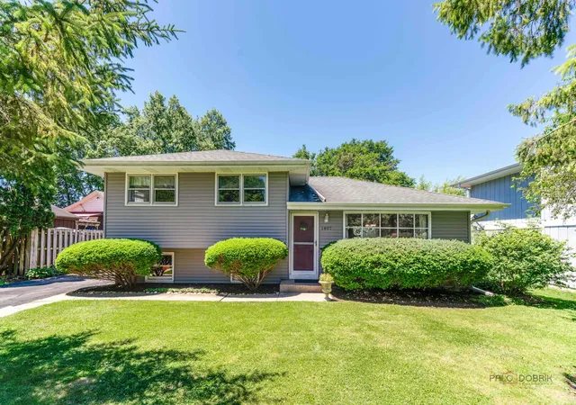 Homes for sale in Lake In The Hills, IL | 1407 Washington St, Lake In The Hills, IL 60156 | MLS# 12677350