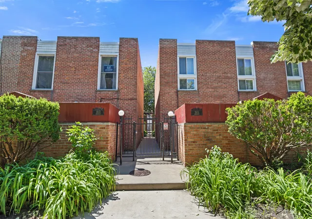 Homes for sale in Chicago, IL | 1615 W Greenleaf Ave #F, Chicago, IL 60626 | MLS# 12677369
