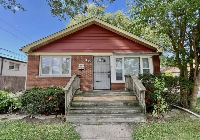 Homes for sale in South Holland, IL | 606 E 164th Pl, South Holland, IL 60473 | MLS# 12677417