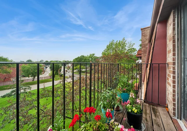 Homes for sale in Palatine, IL | 111 W Brandon Court, Palatine, IL 60067 | Houzeo