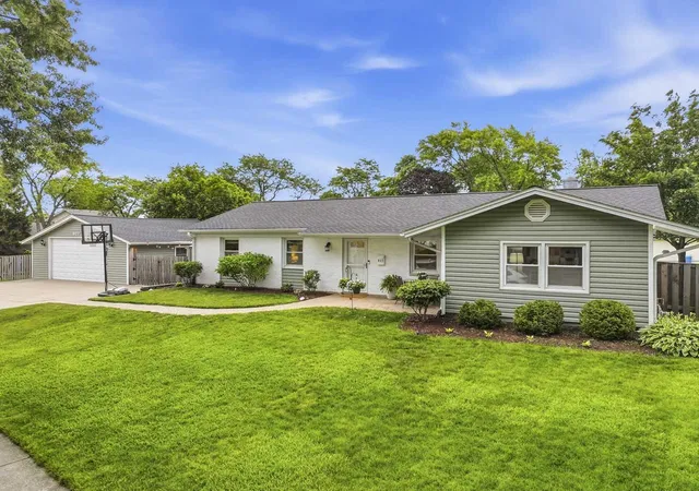 Homes for sale in Palatine, IL | 927 E Sayles Dr, Palatine, IL 60074 | MLS# 12677521