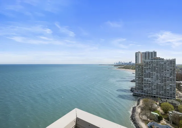 2nd image of 6301 N Sheridan Rd, Chicago, IL 60660