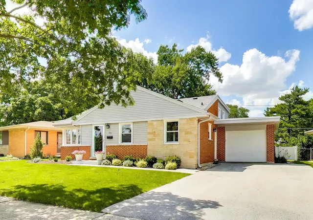 Homes for sale in Elmhurst, IL | 586 E Park Ave, Elmhurst, IL 60126 | MLS# 12677576