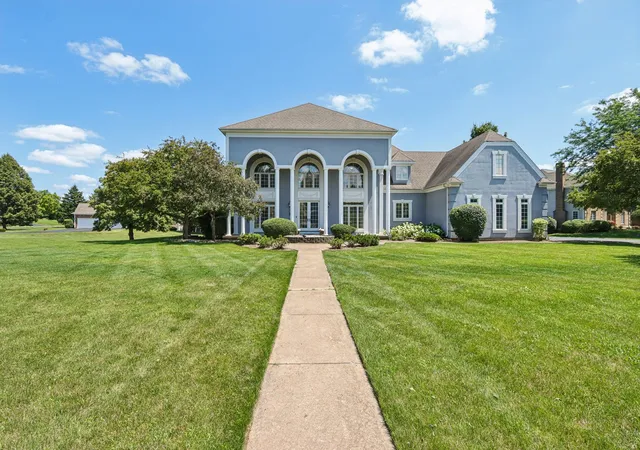 2nd image of 6605 Oakwood Manor Dr, Crystal Lake, IL 60012 | MLS# 12677634