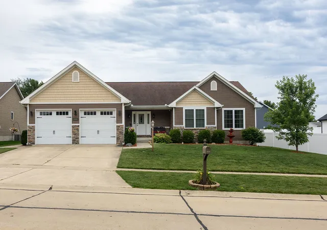 Homes for sale in Mahomet, IL | 2303 Slade Ln, Mahomet, IL 61853 | MLS# 12677664