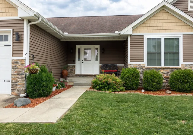 Homes for sale in Mahomet, IL | 2303 Slade Ln, Mahomet, IL 61853 | MLS# 12677664