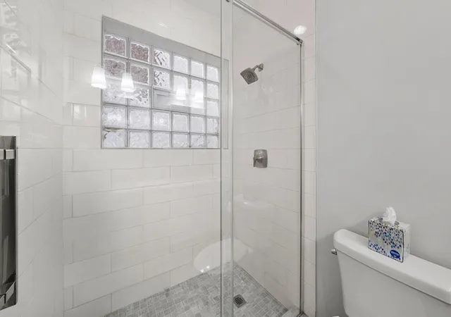 2nd image of 922 N Wood St, Chicago, IL 60622