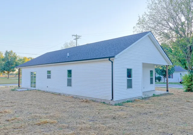 Photo 3 of Sale Pending at 322 W Franklin St, Du Quoin, IL 62832 | MLS# 12677818 | Listing updated on 2026-10-18