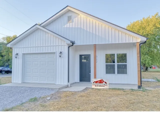 Photo 3 of Sale Pending at 322 W Franklin St, Du Quoin, IL 62832 | MLS# 12677818 | Listing updated on 2026-10-18