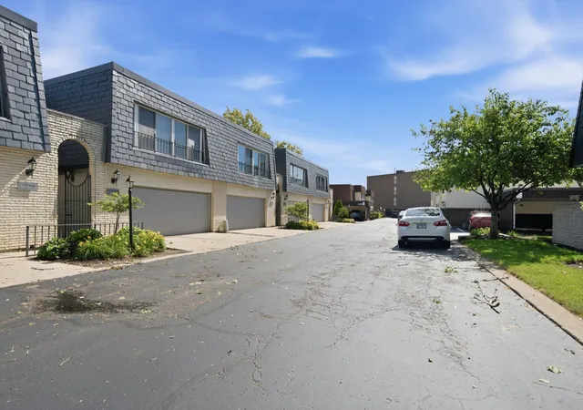 Photo 2 of Townhouse for sale at 4042 Trafalgar Ln #4042, Oak Lawn, IL 60453 | MLS# 12677957 | Listing updated on 2026-08-11