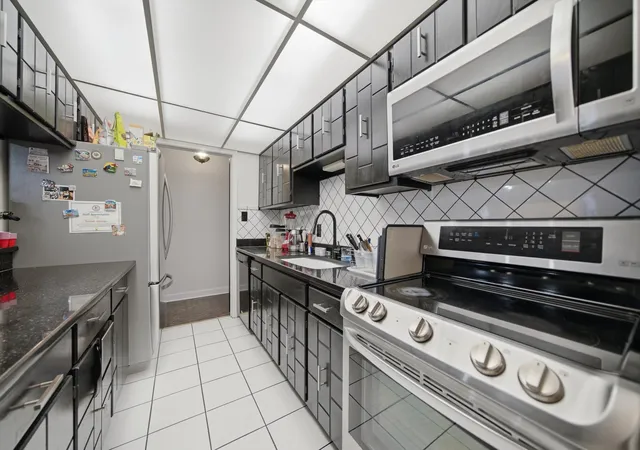 Photo 2 of Townhouse for sale at 4042 Trafalgar Ln #4042, Oak Lawn, IL 60453 | MLS# 12677957 | Listing updated on 2026-08-11