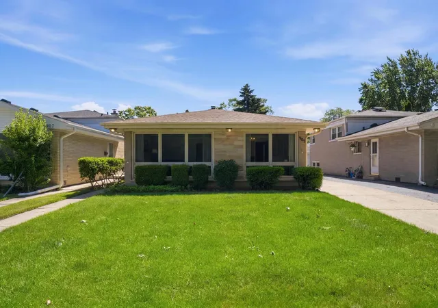 Homes for sale in Glenview, IL | 905 Long Rd, Glenview, IL 60025 | MLS# 12677975