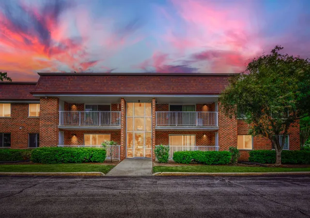 Homes for sale in Schaumburg, IL | 1102 Westover Ln #1A, Schaumburg, IL 60193 | MLS# 12678017