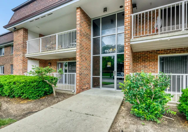 Homes for sale in Schaumburg, IL | 1102 Westover Ln #1A, Schaumburg, IL 60193 | MLS# 12678017