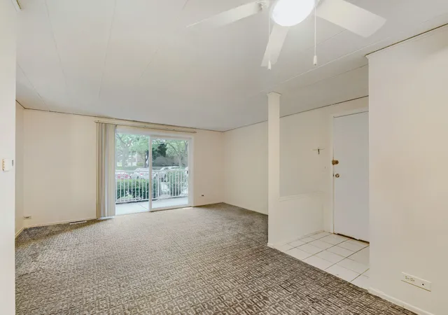 Homes for sale in Schaumburg, IL | 1102 Westover Ln #1A, Schaumburg, IL 60193 | MLS# 12678017
