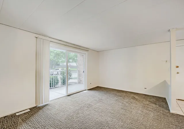 Homes for sale in Schaumburg, IL | 1102 Westover Ln #1A, Schaumburg, IL 60193 | MLS# 12678017