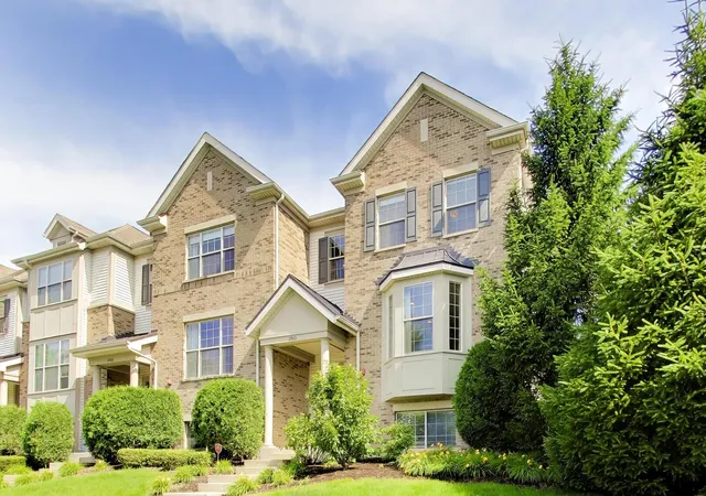 Homes for sale in Glenview, IL | 1910 Dauntless Dr, Glenview, IL 60026 | MLS# 12678054