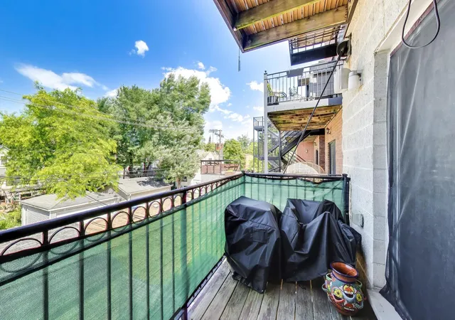 Homes for sale in Chicago, IL | 2938 N Damen Avenue, Chicago, IL 60618 | Houzeo