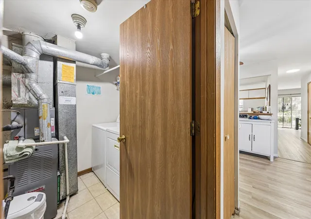 5th image of 1375 Ridgefield Cir, Carol Stream, IL 60188