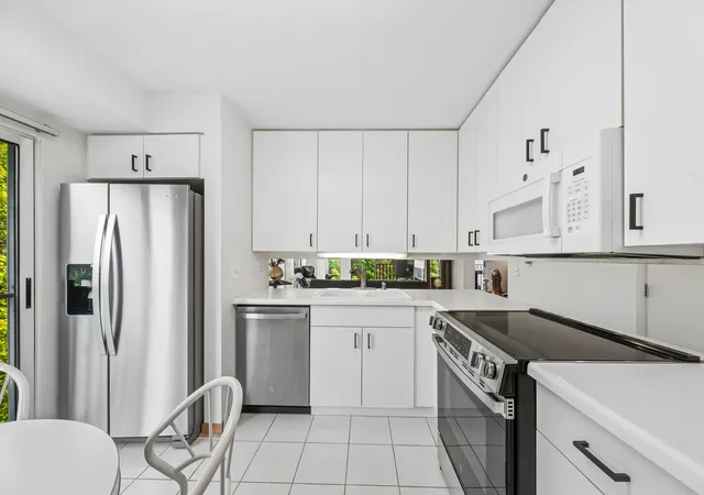 5th image of 402 Kelburn Rd, Deerfield, IL 60015
