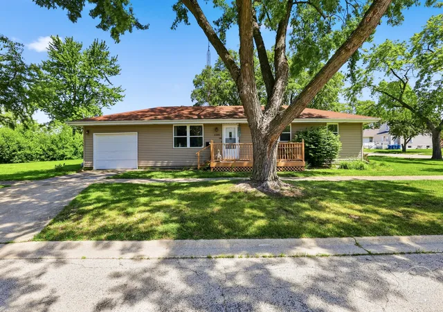 Homes for sale in Kankakee, IL | 2205 W Hickory St, Kankakee, IL 60901 | MLS# 12678261