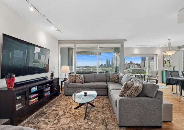 3rd image of 340 E Randolph St #907, Chicago, IL 60601 | MLS# 12678272