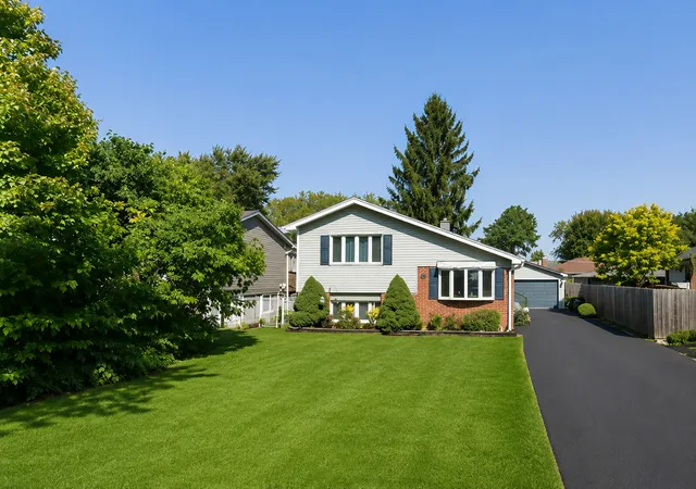 Homes for sale in Round Lake Beach, IL | 524 Redwing Dr, Round Lake Beach, IL 60073 | MLS# 12678320
