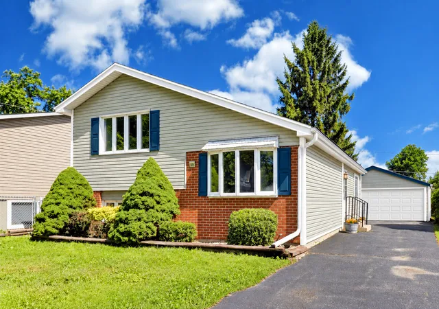 Photo 1 of Single family home for sale at 524 Redwing Dr, Round Lake Beach, IL 60073 | MLS# 12678320 | Listing updated on 2026-09-14