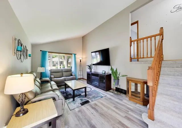 Photo 2 of Single family home for sale at 524 Redwing Dr, Round Lake Beach, IL 60073 | MLS# 12678320 | Listing updated on 2026-09-14