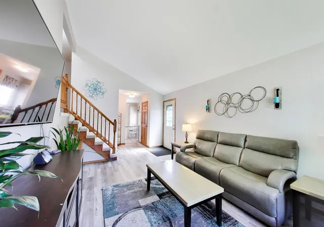 Photo 4 of Single family home for sale at 524 Redwing Dr, Round Lake Beach, IL 60073 | MLS# 12678320 | Listing updated on 2026-09-14