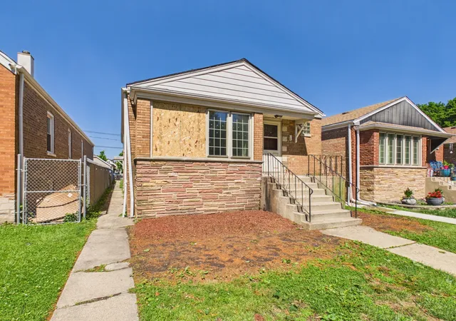 Homes for sale in Chicago, IL | 5208 S Long Ave, Chicago, IL 60638 | MLS# 12678375