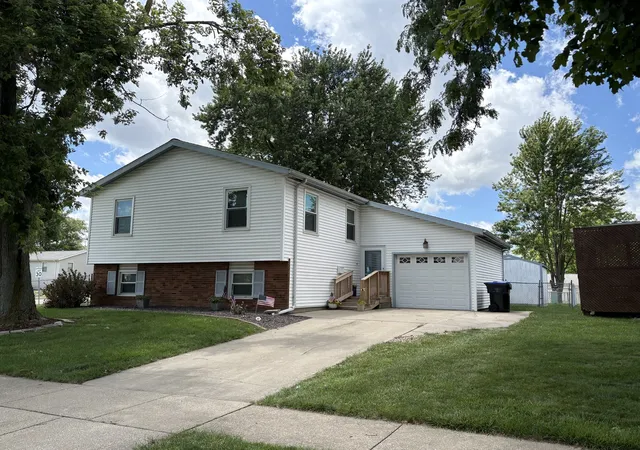 Homes for sale in Bloomington, IL | 1402 N Hershey Rd, Bloomington, IL 61704 | MLS# 12678463