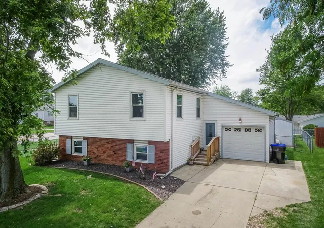 Homes for sale in Bloomington, IL | 1402 N Hershey Rd, Bloomington, IL 61704 | MLS# 12678463