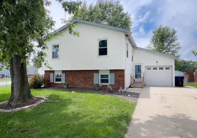 Homes for sale in Bloomington, IL | 1402 N Hershey Rd, Bloomington, IL 61704 | MLS# 12678463