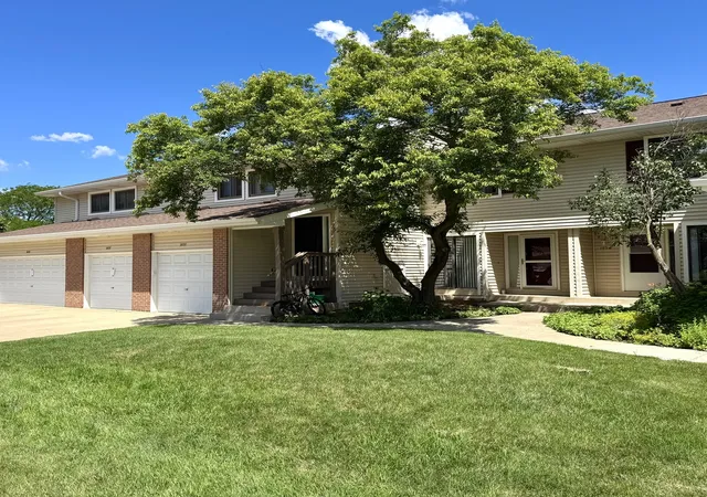 Homes for sale in Buffalo Grove, IL | 1036 N Pine Tree Cir, Buffalo Grove, IL 60089 | MLS# 12678548