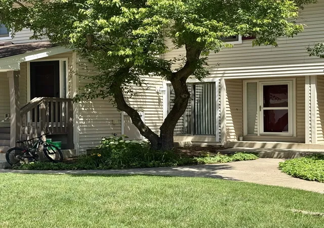 Homes for sale in Buffalo Grove, IL | 1036 N Pine Tree Cir, Buffalo Grove, IL 60089 | MLS# 12678548