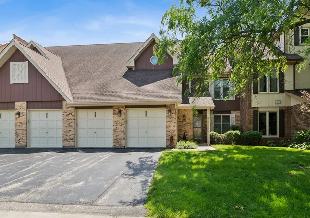 Photo 2 of Townhouse for sale at 503 Country Ln, Des Plaines, IL 60016 | MLS# 12678559 | Listing updated on 2026-07-31