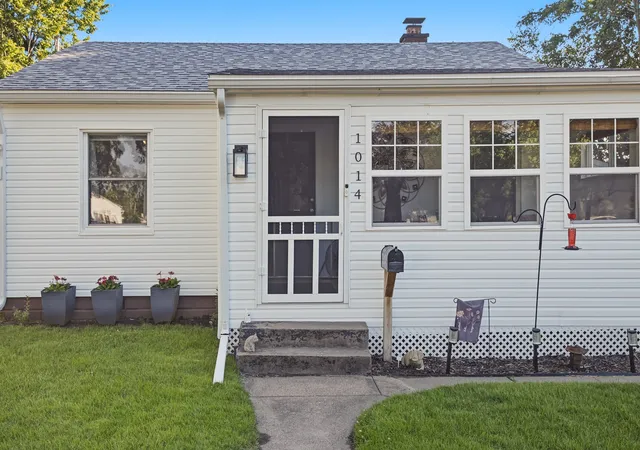 Homes for sale in Rock Island, IL | 1014 23Rd Ave, Rock Island, IL 61201 | MLS# 12678587