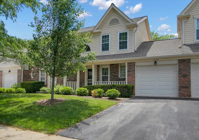 Homes for sale in Arlington Heights, IL | 1735 Portsmith Ln #8-3, Arlington Heights, IL 60004 | MLS# 12678643