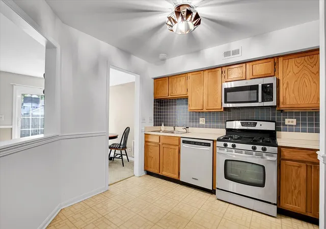 Homes for sale in Arlington Heights, IL | 1735 Portsmith Ln #8-3, Arlington Heights, IL 60004 | MLS# 12678643