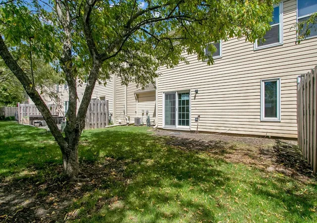 Homes for sale in Arlington Heights, IL | 1735 Portsmith Ln #8-3, Arlington Heights, IL 60004 | MLS# 12678643