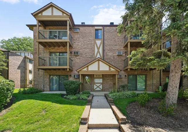 Homes for sale in Arlington Heights, IL | 835 S Dwyer Ave #A, Arlington Heights, IL 60005 | MLS# 12678669