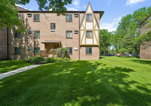 Homes for sale in Arlington Heights, IL | 835 S Dwyer Avenue, Arlington Heights, IL 60005 | Houzeo