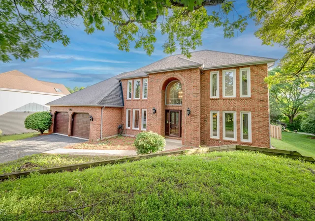 2nd image of 2004 Mustang Dr, Naperville, IL 60565 | MLS# 12678741