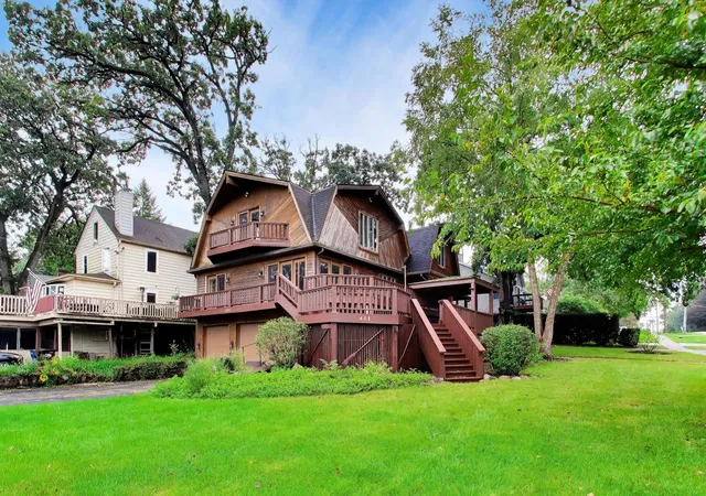 Photo 3 of Single family home for sale at 401 N River Rd, Fox River Grove, IL 60021 | MLS# 12678777 | Listing updated on 2026-09-27