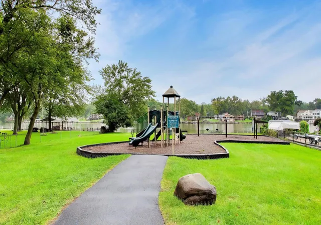 Photo 3 of Single family home for sale at 401 N River Rd, Fox River Grove, IL 60021 | MLS# 12678777 | Listing updated on 2026-09-27