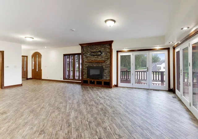 Photo 4 of Single family home for sale at 401 N River Rd, Fox River Grove, IL 60021 | MLS# 12678777 | Listing updated on 2026-09-27